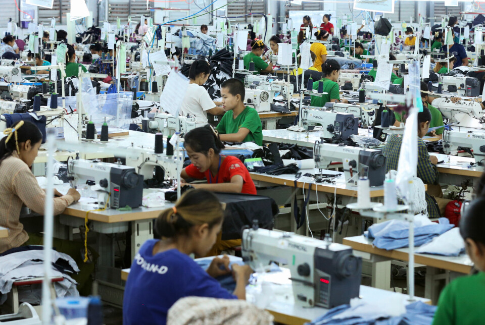 Klesfabrikker i Myanmar skal ha hatt eksport-inntekter tilsvarende vel 380 millioner amerikanske dollar bare i april, ifølge tall fra Myanmar Garment Manufacturers Association. Bildet er tatt i en klesfabrikk i Yangon 12. mai 2023. En rekke internasjonale selskaper, inkludert svenske H&M, har de siste månedene besluttet at de skal fase ut samarbeidet med klesfabrikker i det konfliktherjede landet.