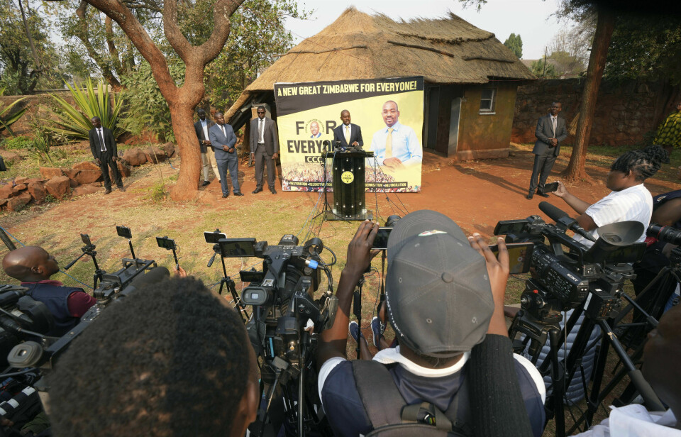 Opposisjonsleder Nelson Chamisa hevder sittende president Emmerson Mnangagwa har begått valgfusk. Her fra en pressekonferanse i Harare søndag.