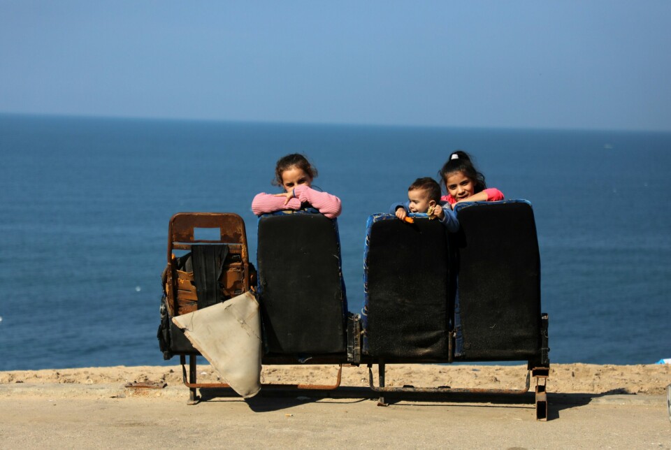 Palestinerne har vært på flukt i 75 år, og det er store palestinske bosettinger i Syria, Libanon, Jordan og i de okkuperte områdene på Vestbredden og Gaza. Her: Palestinske barn som leker på en benk nær hjemmet sitt i Shati-leiren i Gaza.