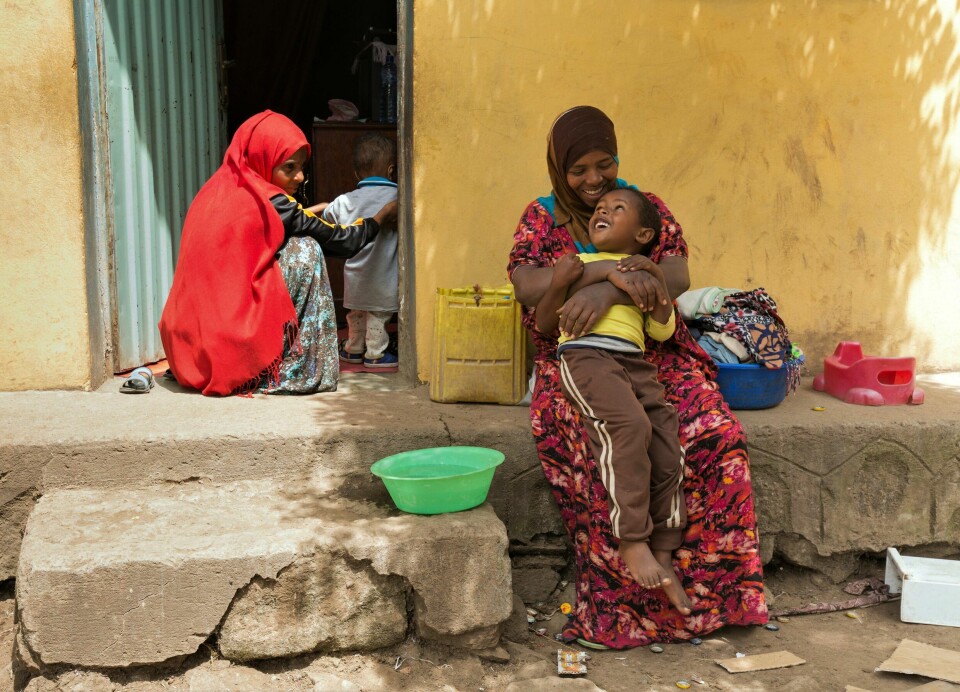En nasjonal evaluering i Etiopia viste at kvinners største økonomiske problem, spesielt relatert til arbeid, er at de slutter i jobbene sine etter at de får barn. Bildet viser en mor som omfavner barnet sitt i Adama, Etiopia.