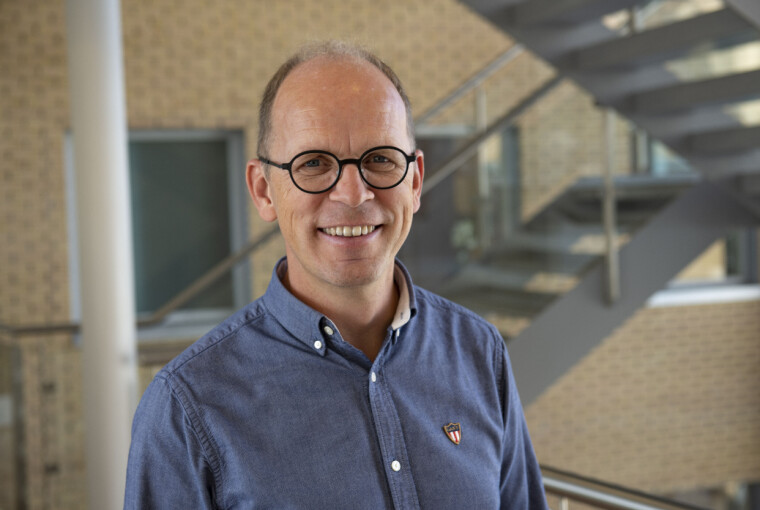 Dag Olav Høgvold (53) er utdannet sosiolog ved Universitetet i Oslo, og jobbet der med forskningsadministrasjon og nord-sør-samarbeid med land i Afrika, Asia og Latin-Amerika i ti år før han begynte i Direktoratet for samfunnssikkerhet og beredskap i 2008.