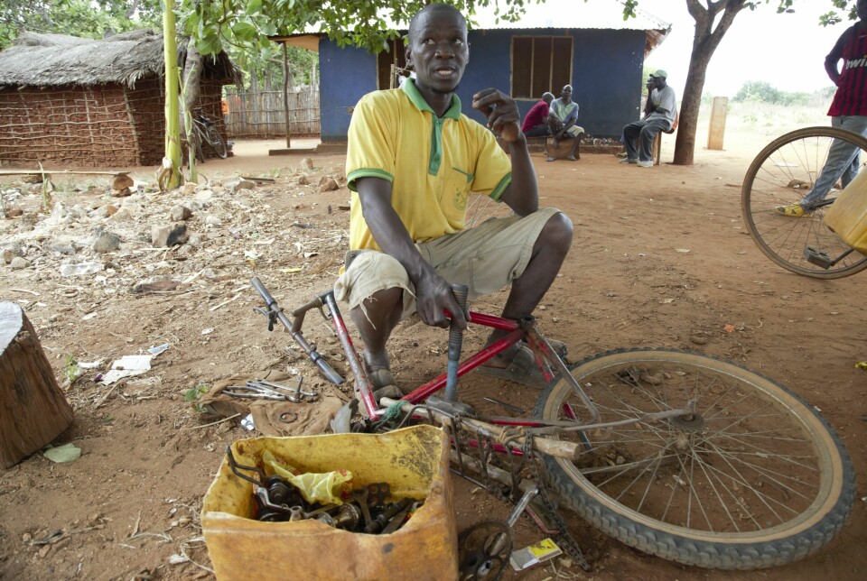 Fra før er Adham Mussa Mnalu bonde og sykkelmekaniker. Nå sper han på familieinntektene ytterligere ved å ha startet en dagligvarebutikk, forklarer han.