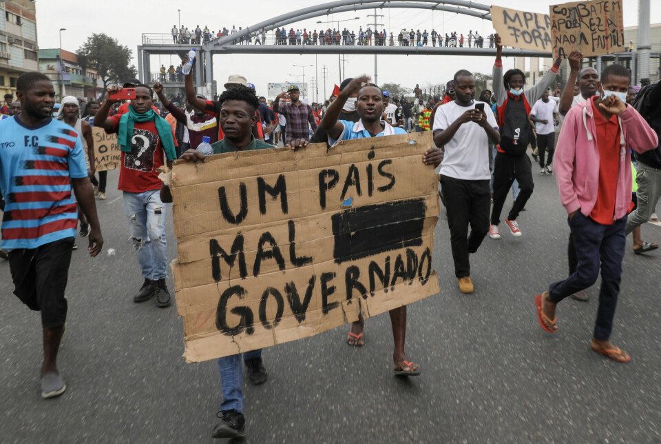 «Et land som er dårlig styrt», står det på plakaten til demonstranter i det oljerike Angola. De protesterer mot økte bensinpriser og forbud mot gatesalg.