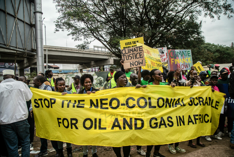 Hundrevis av mennesker demonstrerte da klimatoppmøtet i Nairobi begynte mandag. Demonstrantene på bildet holder opp et banner som sier: «Stopp det ny-kolonialistiske kappløpet om olje og gass i Afrika».