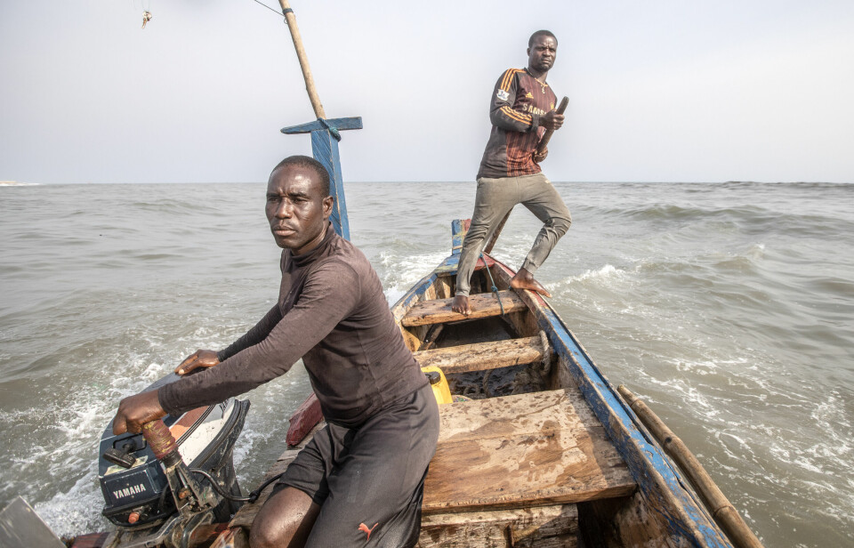 Yrkesfiskerne Alfred Ofore Kae og Samuel Otoo er på vei inn til land etter å ha vært ute på havet siden morgengry. De siste årene har de sett hvordan fangsten har gått dramatisk ned.