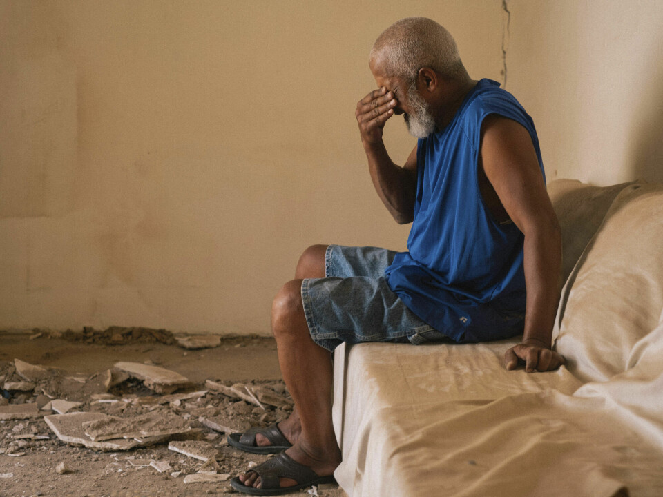 En mann gråter idet han betrakter ødeleggelsene jordskjelvet har forårsaket hjemmet hans i gamlebyen i Marrakech.