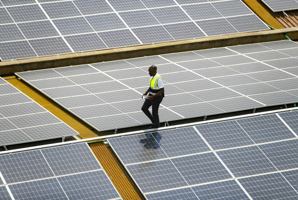 Norske bistandspenger har gått til å finansiere millioner av solcellepaneler i det globale sør. Men panelene lever ikke evig, og foreløpig er industrien ikke godt nok forberedt på å ta hånd om den kommende «tsunamien» av solcellepanelavfall. Bildet er fra et anlegg i Nairobi, Kenya.