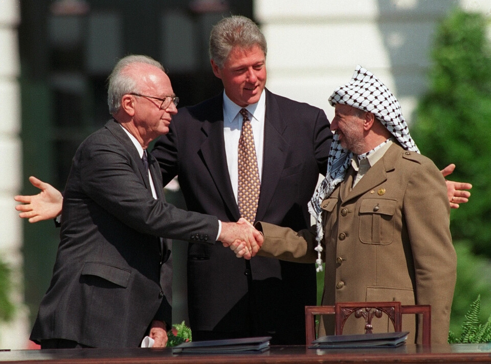 Oslo-avtalen ble forseglet med et håndtrykk av Israels daværende statsminister Yitzhak Rabin og palestinernes daværende leder Yasser Arafat med president Bill Clinton som vitne utenfor Det hvite hus i Washington for 30 år siden.