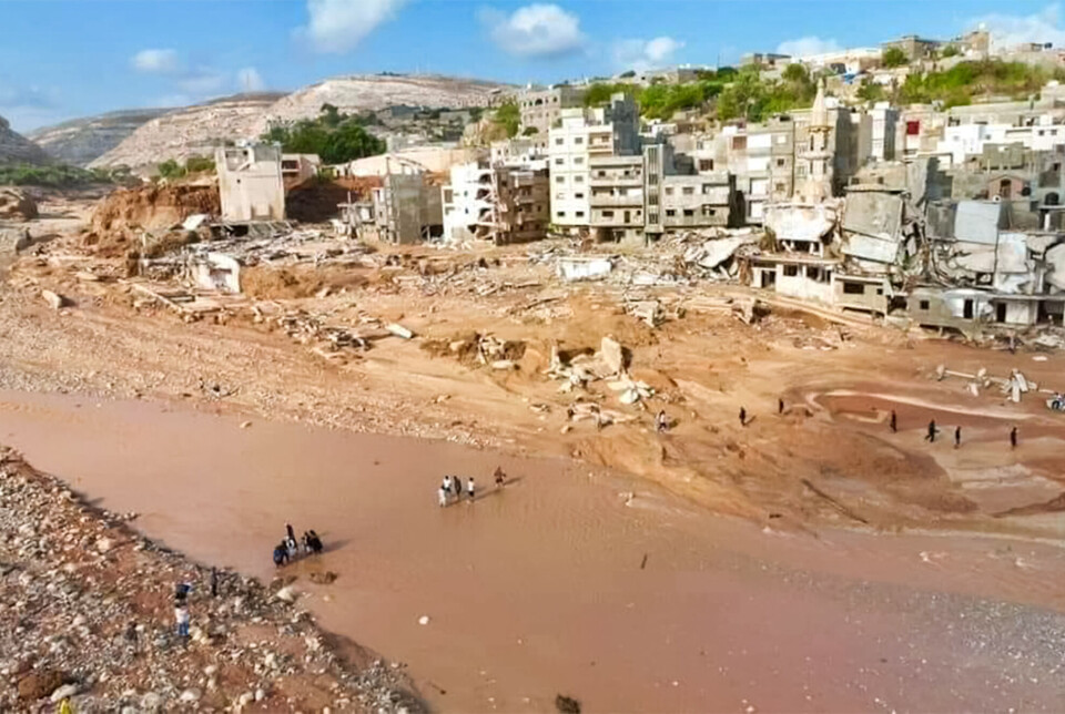 Hele husrekker ble feid på havet da demninger brast oppstrøms fra byen Derna i det østlige Libya. Libyske Røde Halvmåne har sendt ut dette bildet som viser noen av ødeleggelsene i kystbyen. Tusener av mennesker i byen er savnet etter vannmassenes herjinger. Foto: Røde Halvmåne / AFP / NTB