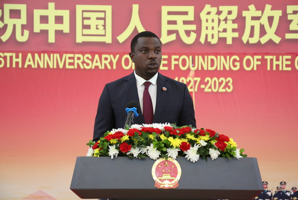 Tanzanias forsvarsminister under 96-årsmarkeringen for Kinas militære, Chinese People's Liberation Army, i Dar-es-Salaam i sommer.