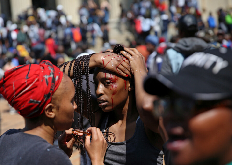 En student ved Witwatersrand-universitetet i Sør-Afrika ble skadet i sammenstøt med politiet da hun deltok i en landsomfattende protest for retten til gratis utdanning i 2016.