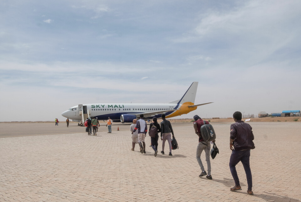 Migranter på vei til flyet som skal ta dem tilbake til hjemlandet Mali. 9000 mennesker ble brakt tilbake til sine hjemland av IOM på denne måten i fjor. Det er IOMs største «frivillige returprogram» på verdensbasis