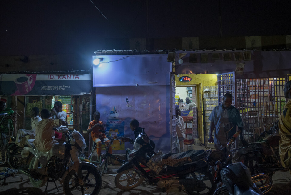 Yrende folkeliv om kveldene i Agadez' gamleby.