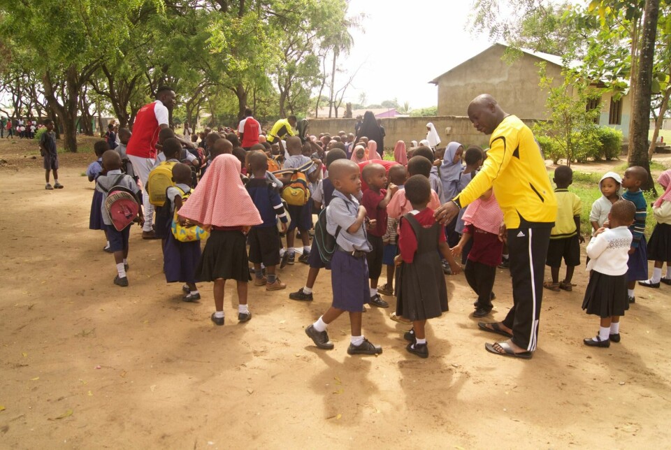 Mens PWC i 2017 fant udokumentert forbruk på cirka. 1,3 millioner kroner i idrettsorganisasjonen Chrisc Tanzania, konkluderer en ny revisjonsrapport med at det udokumenterte forbruket bare beløper seg til en liten brøkdel av dette. Bildet viser organisasjonen i arbeid på en skole i byen Mwanza.