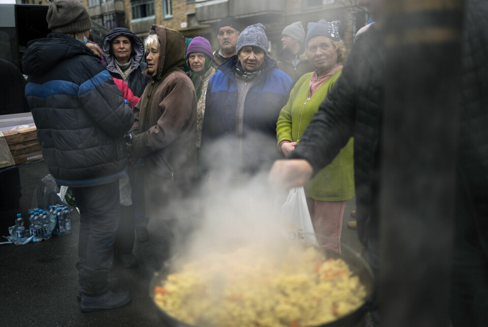 En kald vinter og målrettede russiske angrep mot sivile mål kan gi mer lidelse og nye, lange køer til suppegrytene i Ukrainas byer, frykter Flyktninghjelpen. Bildet er fra byen Butsja i april 2022.