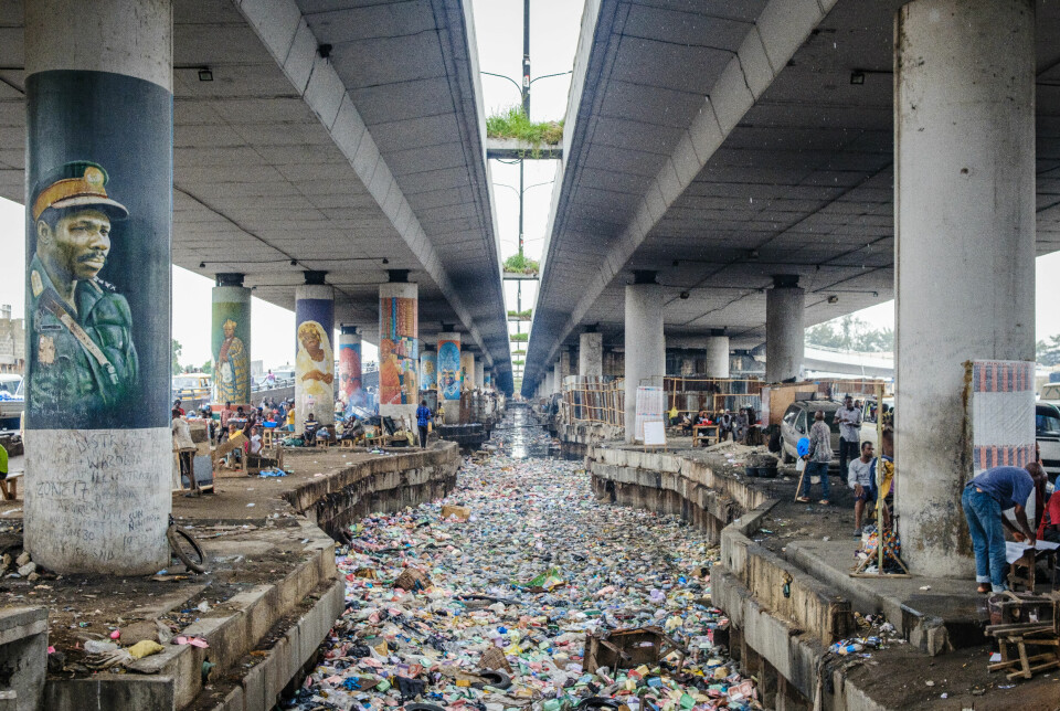 Det flyter over av søppel under en trafikkert bro i nabolaget Obalende på Lagos Island. Avfallshåndtering er en kilde til bekymring i den travle metropolen, og understreker det presserende behovet for klimatiltak.