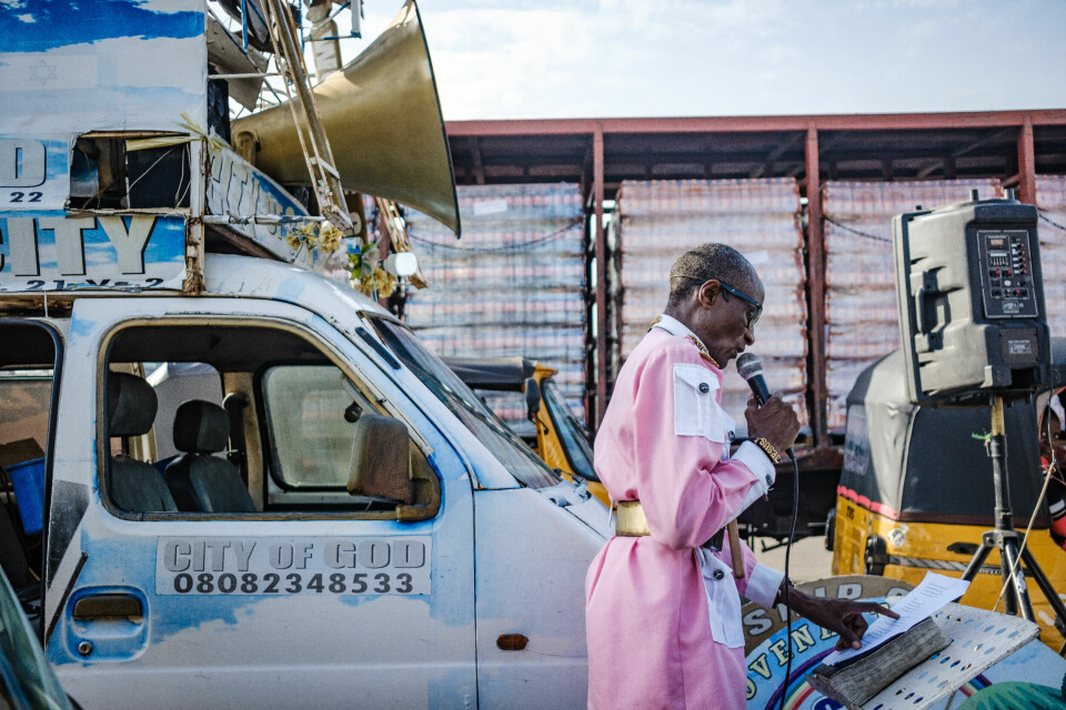Gateevangelisering er utbredt i Lagos. Her forkynner evangelist Solomon Noah ved en av byens mange bussholdeplasser.