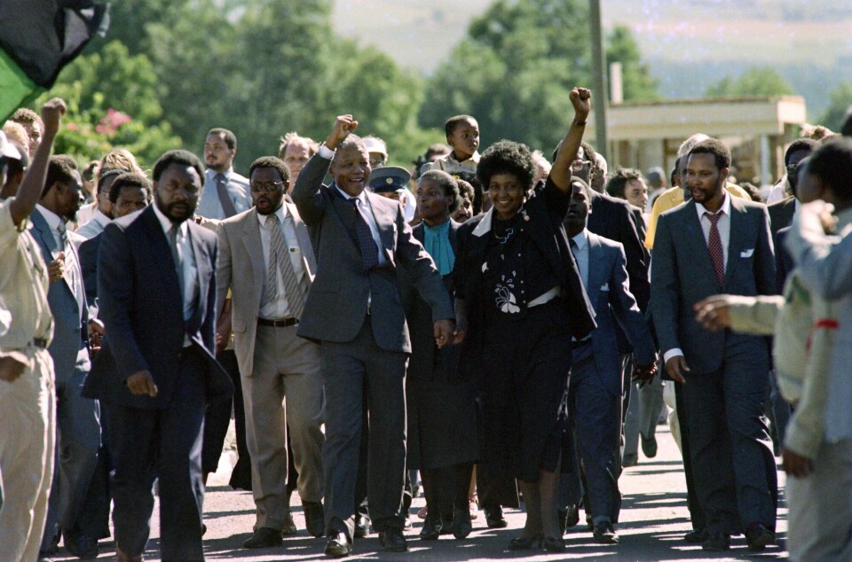 Nelson Mandela på vei ut av fengsel i februar 1990, sammen med kona Winnie Mandela. Dagens president Cyril Ramaphoa går i svart dress til venstre for Mandela.