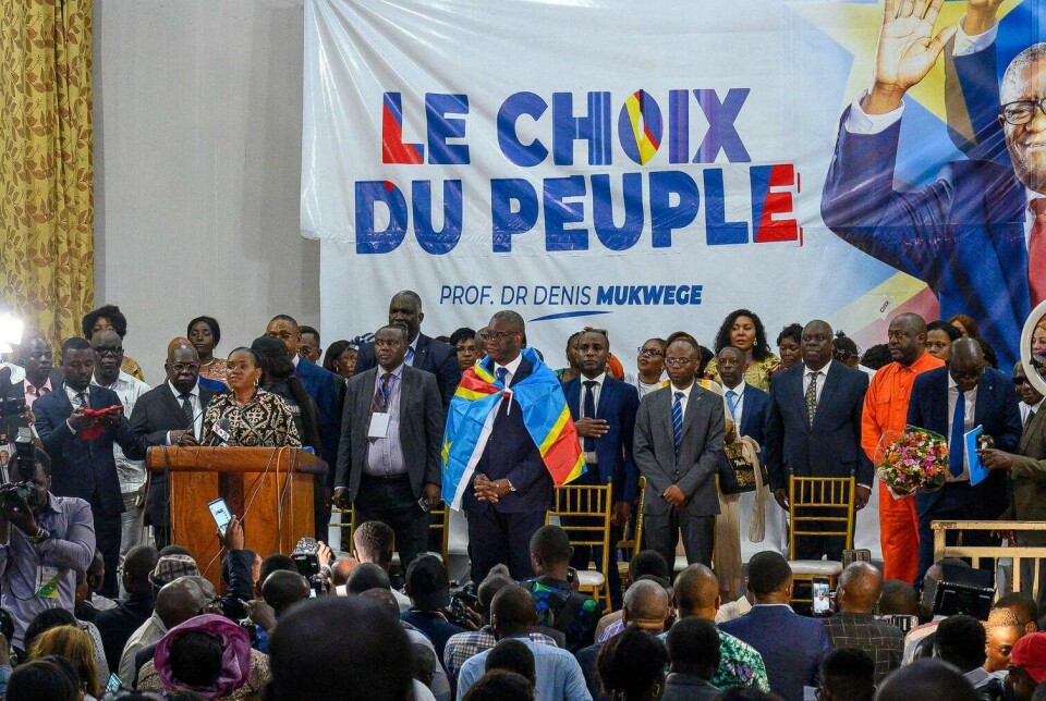 Nobelprisvinneren og legen Denis Mukwege (med det kongolesiske flagget rundt skuldrene) annonserte mandag denne uka sitt kandidatur til presidentvalget i DR Kongo. Det skjedde under et folkemøte i hovedstaden Kinshasa.