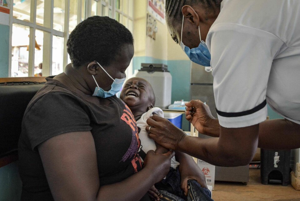 Et barn får en dose mosquirix-vaksine ved en klinikk i Yala i Kenya høsten 2021. Nå har Verdens helseorganisasjon (WHO) godkjent en ny vaksine, som skal være enda mer effektiv mot malaria.