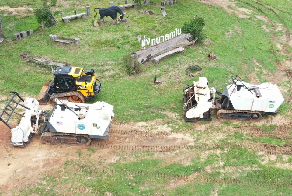 Store og godt pansrede mineryddingsmaskiner er en del av utstyret Norsk Folkehjelp vil benytte i Ukraina. Bildet er fra et oppdrag i Thailand.