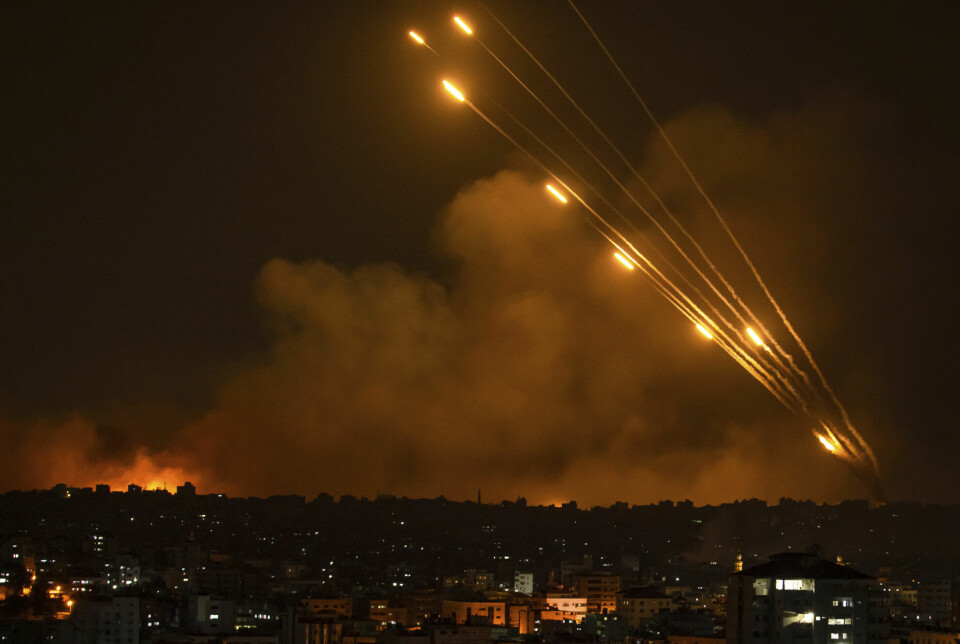 Hamas-raketter avfyres i retning Israel.