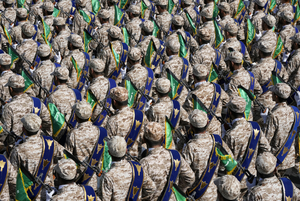 Iranske soldater marsjerer i militærparade. Det er umulig å si hvor mye Iran påvirket Hamas før deres angrep på Israel i helgen, mener Midtøsten-ekspert Kjetil Selvik.