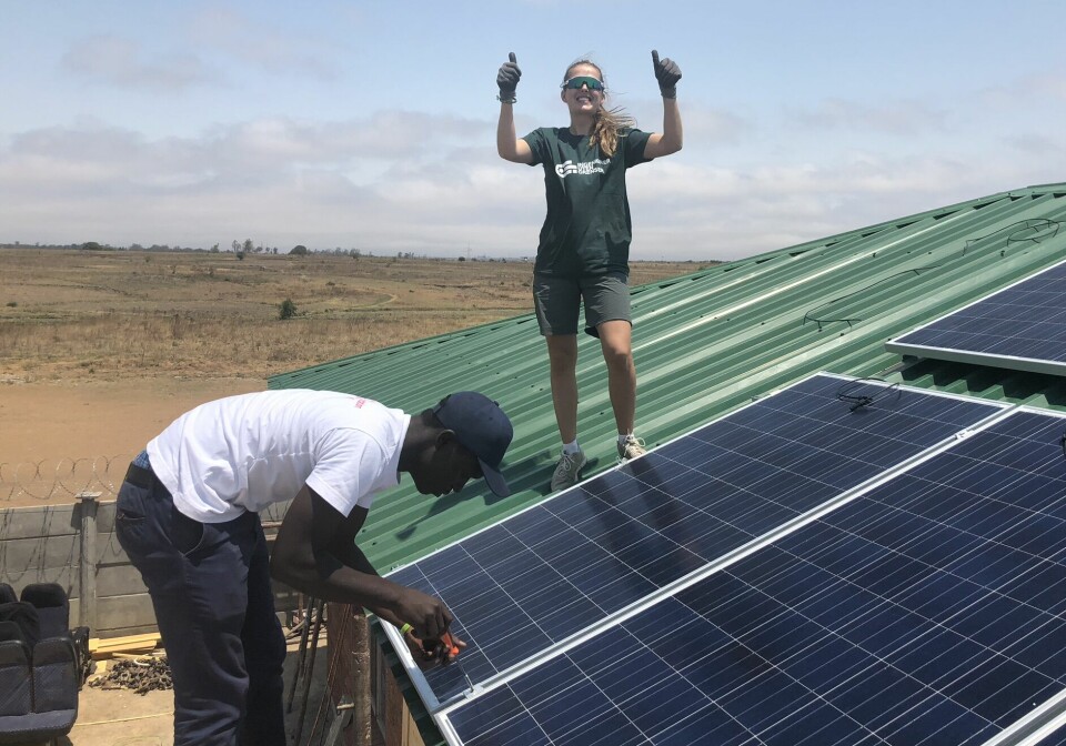 IUG-ingeniør og elektriker installerer solcellepaneler på et barnehjem i Gweru i Zimbabwe.