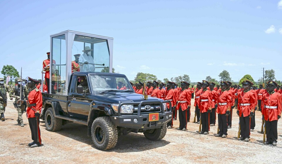 Ugandas mangeårige autoritære president Yoweri Museveni (79) har brakt politisk stabilitet til Uganda, men er samtidig omstridt. Her er han tilstede - i skuddsikker bil - under markeringen av Ugandas 61. uavhengighetsdag i Kitgum-distriktet i Nord-Uganda mandag denne uka.