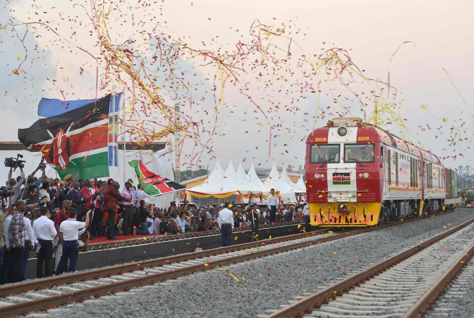 Nairobi har opplevd enorme forbedringer de siste ti årene. I 2018 ble den nye jernbanelinja fra Mombasa til Nairobi åpnet og flyttet 80 prosent av tungtransporten fra vei til tog, skriver Tore Westberg. Bilde er fra åpningen og det første godtoget som forlater stasjonen.