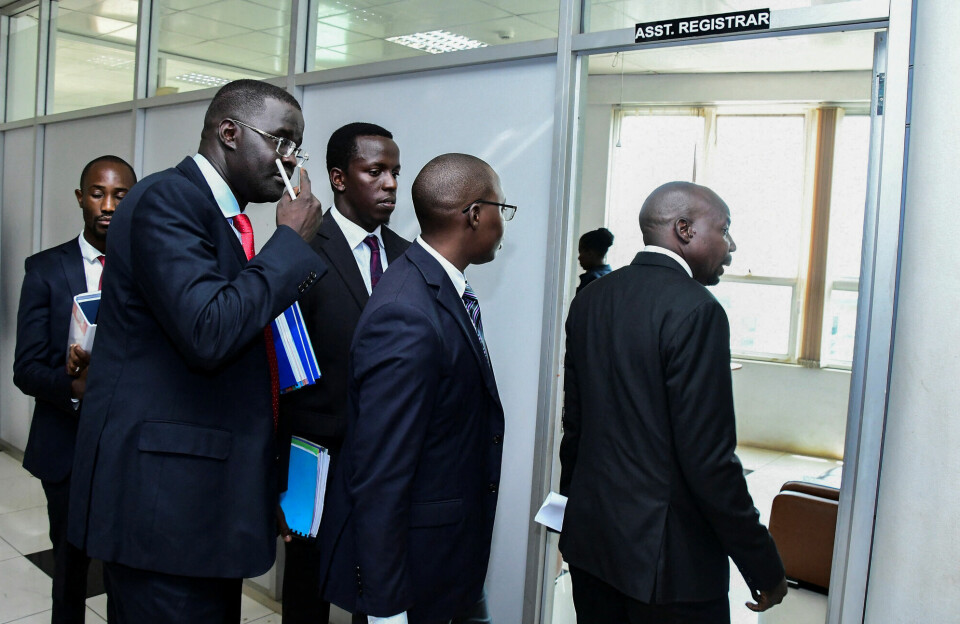Menneskerettighetsjuristen Nicholas Opiyo (til v.) og advokatkolleger på vei inn til grunnlovsdomstolens kontor 2. oktober i år. Hensikten var å innlevere en formell innsigelse mot den foreslåtte anti-homolovgivningen.