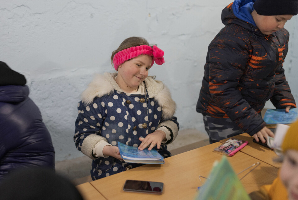 Lærerne ved tettstedet i Kyiv-regionen har gjort ventetida i tilfluktsrommet til en positiv rutine. I kjelleren venter sangbøker og tegnesaker.