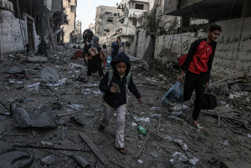Familier – menn, kvinner og barn – forlater hjemmene sine etter nye israelske luftangrep mot bydelen Tel al-Hawa sør i Gaza by, 16. oktober 2023. Ingen vet hvor mange som er på flukt i den lille enklaven øst i Middelhavet, men anslagene antyder en halv til en million mennesker.