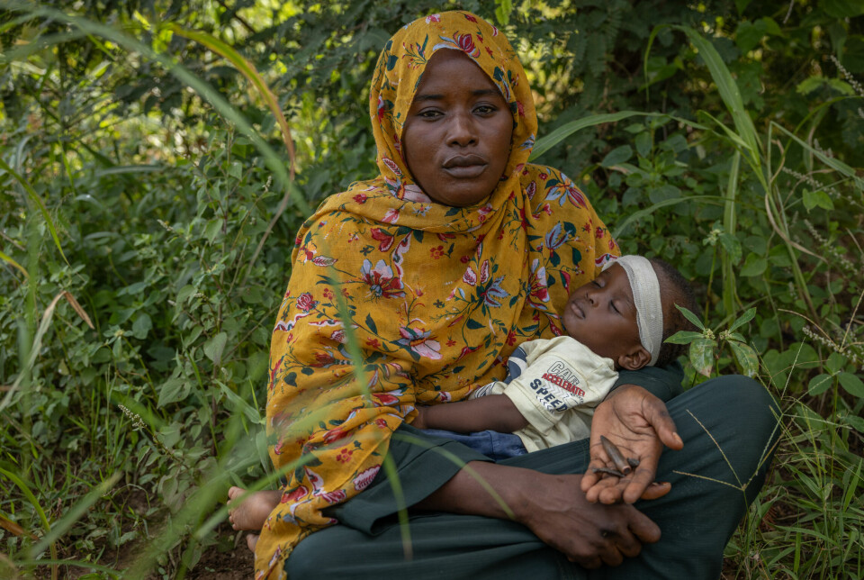 Adla Adam, med datteren Sanat, på fanget. Ettåringen ble skadet i kampene mellom RSF og den sudanske hæren.