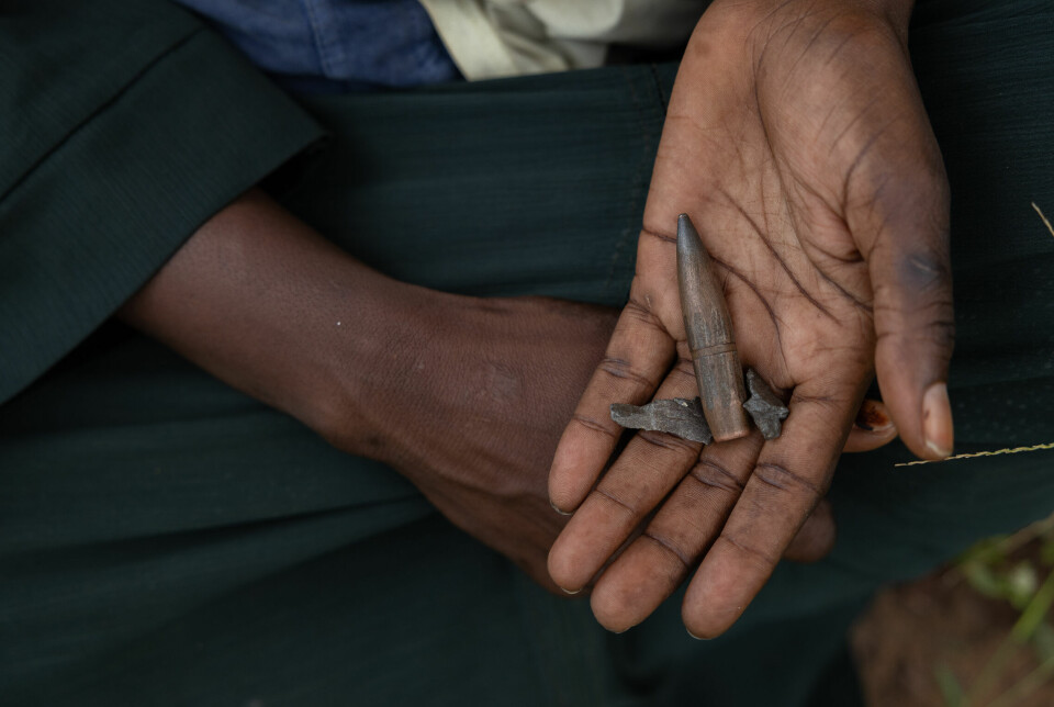 Spliten som skadet babyen hennes og kulen som nesten traff ektemannen bærer Adla med seg som et minne om livet i Sudan.