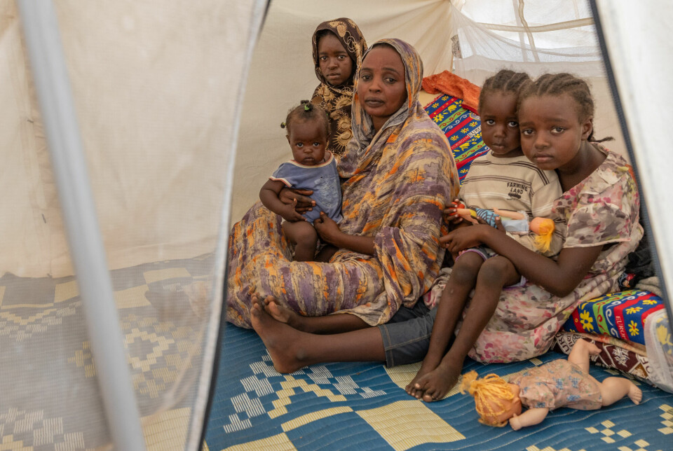 Omgomash Omar (31) flyktet sammen med sine fire døtre fra Nyala i Darfur i mai. Hun har ikke klart å få kontakt med ektemannen eller andre familiemedlemmer siden.