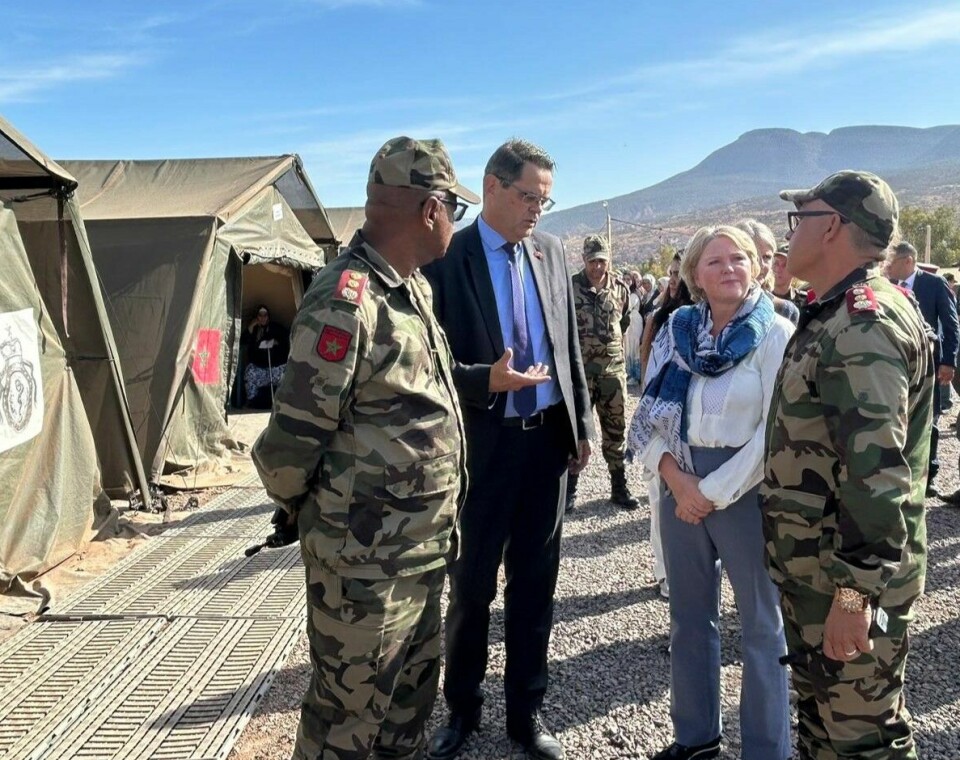 Utviklingsminister Anne Beathe Tvinnereim og Norges ambassadør til Marokko Sjur Larsen besøker militærsykehuset i Asni.