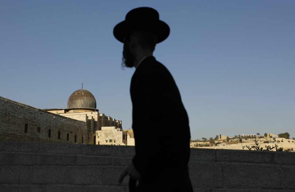 Den israelske journalisten Gideon Levy mener Israel aldri har hatt intensjoner om å gå med på en tostatsløsning. Her står en mann ved det jødiske kvarteret i Jerusalems gamleby med utsikt over al-Aqsa-moskeen.