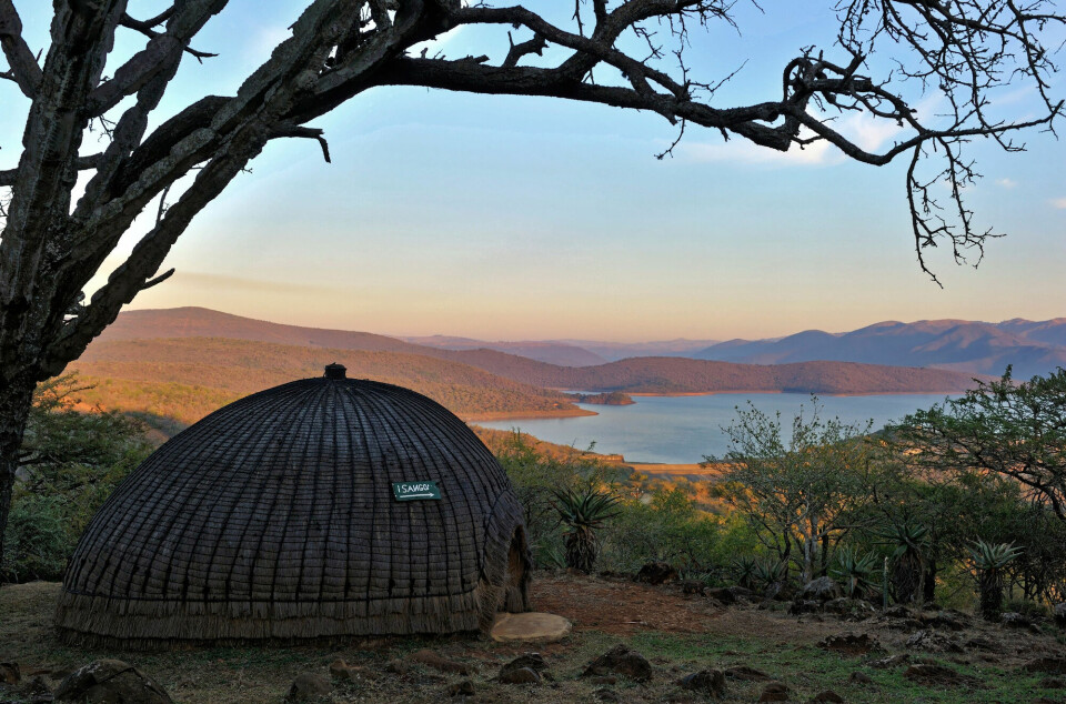 Zulukongen, gjennom en stiftelse er den største jordeieren i Sør-Afrika. Her fra et område midt i landet med et tradisjonell zulu-hus i forgrunnen.