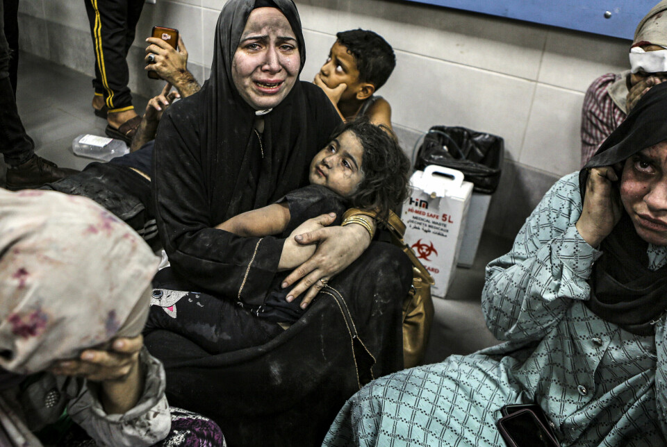 Siden Hamas-angrepet mot Israel 7. oktober er minst 5000 mennesker drept i Gaza, ifølge OCHA. FN-organisasjonen fremhever at minst 1100 av disse er kvinner og 2000 er barn, samt at Israels voldsomme bombardement også skal ha skadet mer enn 15 000 i den lille enklaven hvor nær halvparten av innbyggerne er barn. Bildet er tatt i al-Shifa-sykehuset etter det mye omtalte angrepet mot al-Ahla-sykehuset sist uke.