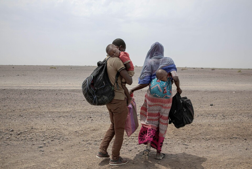 En ny evaluering av Norges engasjement i Sahel viser at Norge er en fleksibel giver, men kommer til kort i koordineringen av ulike prosjekter og mellom enheter i Utenriksdepartementet og Norad. Bildet viser en familie på flukt fra Sahel-landet Mali.