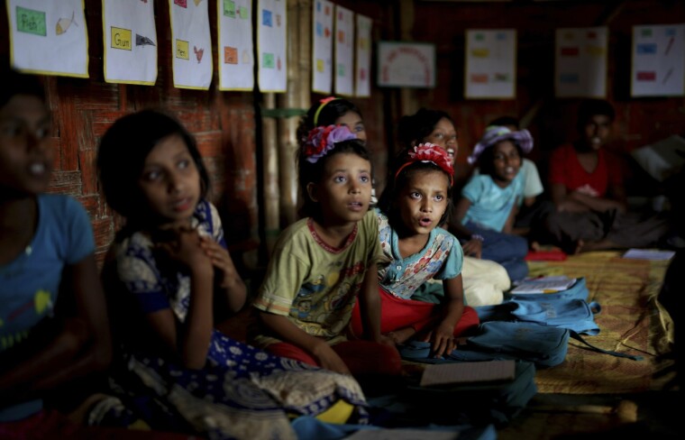 Forskningsinstituttet Fafo har akkurat gjennomført en studie på Strømmestiftelsen sin hurtigskolemodell, som skal hjelpe barn tilbake på skolen. Bildet viser flyktningbarn fra Myanmar på skolen i Balukhali-leiren i Bangladesh.
