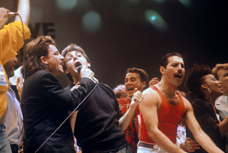 En rekke superstjerner deltok under Live-Aid-konsertene i 1985. Her er blant annet Bono, Paul McCartney, Andrew Ridley, Freddie Mercury i fin driv under konserten. Ute til høyre skimtes også David Bowie. Det var ikke helt ukomplisert å få så mange egoer og superstjerner til å stille samtidig. Nå blir historien om gigantkonsertene musikal.