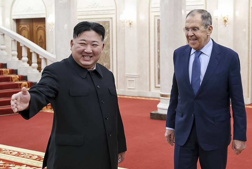 Nord-Koreas avvikling av sin ambassade i Uganda kommer bare dager etter at Russlands utenriksminister Sergej Lavrov besøkte Pyongyang med sikte på å styrke bilaterale forbindelser. På bildet, sendt ut av russisk UD, poserer Lavrov sammen med kommunistdiktaturets leder Kim Jong-un.