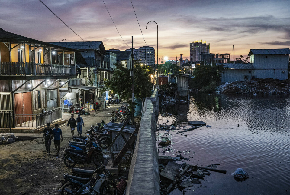 Nesten halvparten av Jakarta ligger nå under havnivået og det er satt opp sperringer for å stanse vannet fra å flomme inn i byen.
