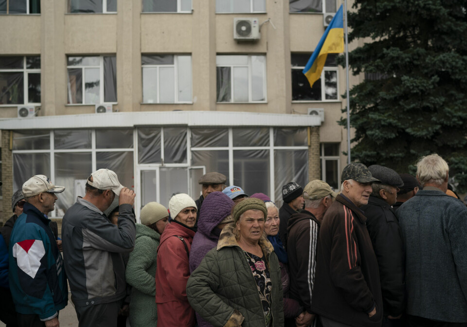 Det mangler en langsiktig plan i deler av nødhjelpsarbeidet i Ukraina, mener Halfdan Kjetland. Bildet viser ukrainere i kø for å motta nødhjelp i byen Lyman.