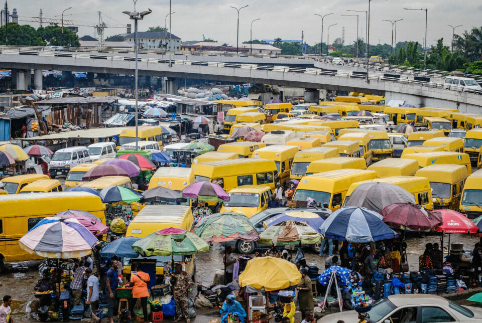 Lagos i Nigeria er verdens raskest voksende by, og vil innen århundreskiftet bli verdens største. Bildet er fra en busstasjon i bydelen Obalende.