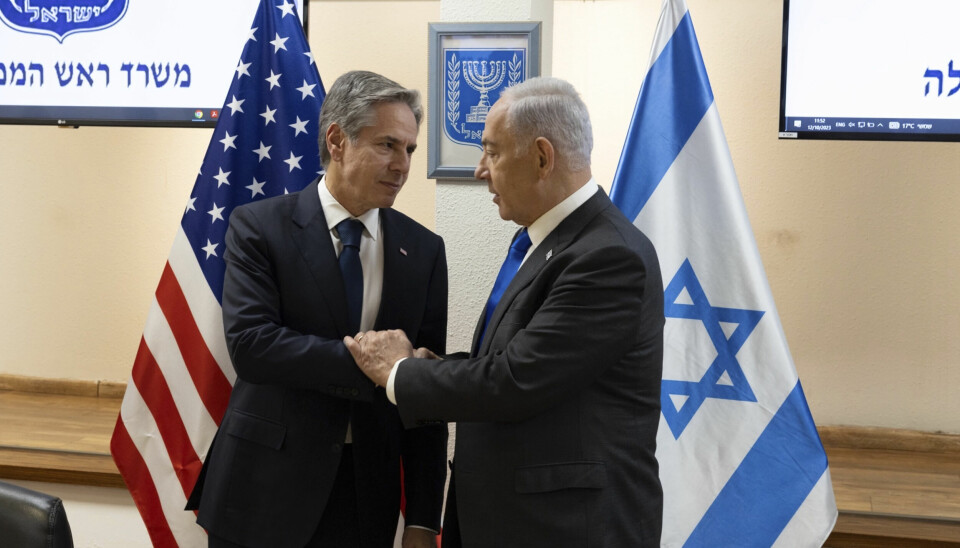 Her tar USAs utenriksminister Antony Blinken (til venstre) og Israels statsminister Benjamin Netanyahu hverandre i hendene i Tel Aviv 12. oktober, under Blinkens reise for å vise støtte etter Hamas terrorangrep.