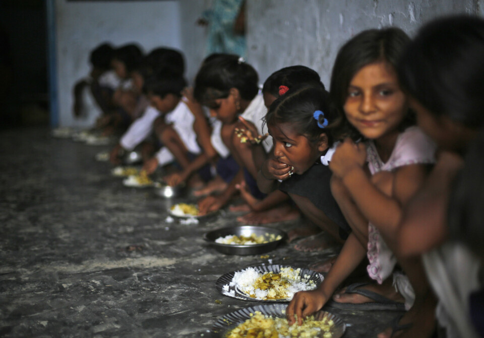 I dag er det bistandsorganisasjonene selv som må prioritere mellom midler til prosjekter, som gratis skolemat, eller midler til evaluering av effekten av dette. Bildet viser barn som får gratis skolemat i den indiske landsbyen Brahimpur i delstaten Bihar.