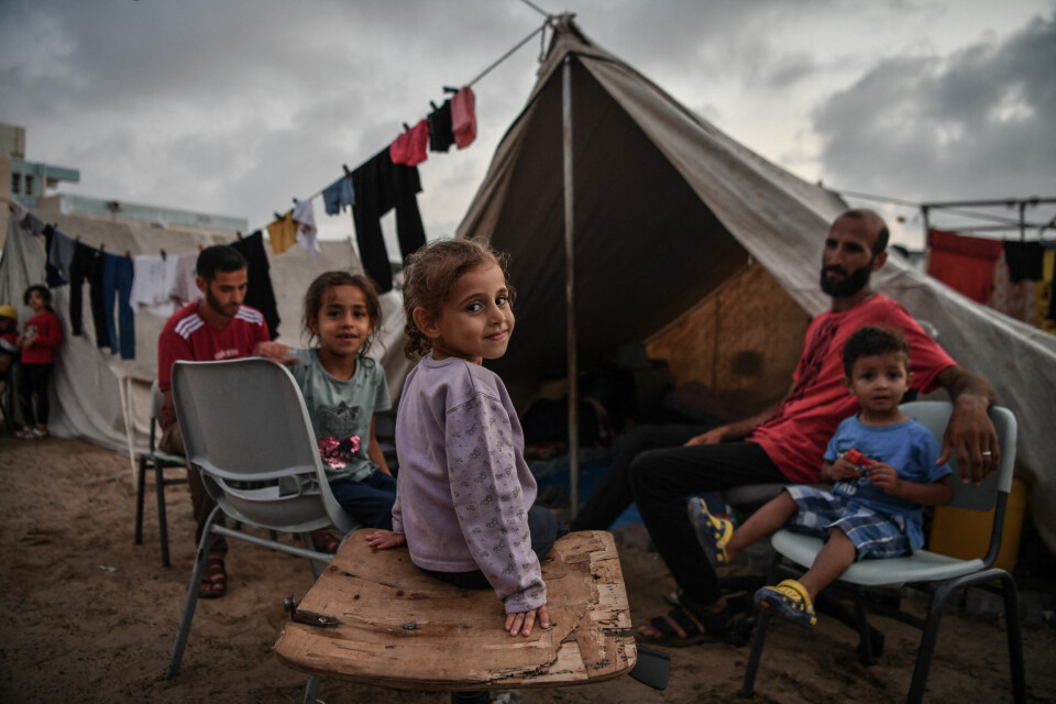 En familie har søkt ly i en leir driftet av FNs hjelpeorganisasjon for palestinske flyktninger (UNRWA) i Khan Yunis, Gaza 1. november 2023.
